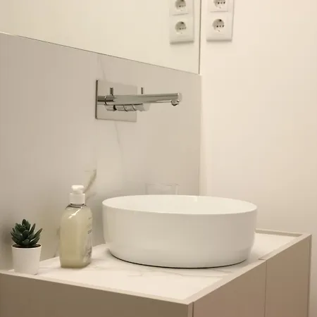 268 Letter - Charming With Balcony Apartment Lisbon