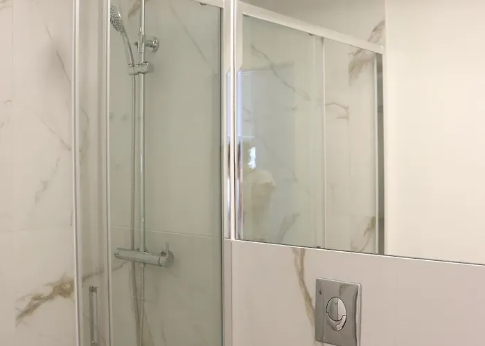 268 Letter - Charming With Balcony דירה