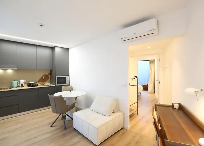 268 Letter - Charming With Balcony דירה *