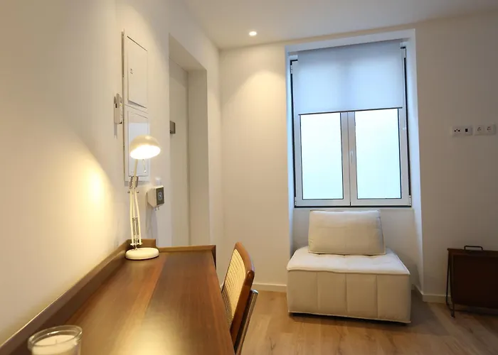 268 Letter - Charming With Balcony * ליסבון