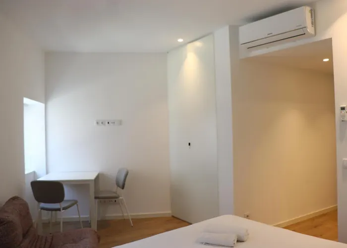 דירה 268 Letter - Charming With Balcony *